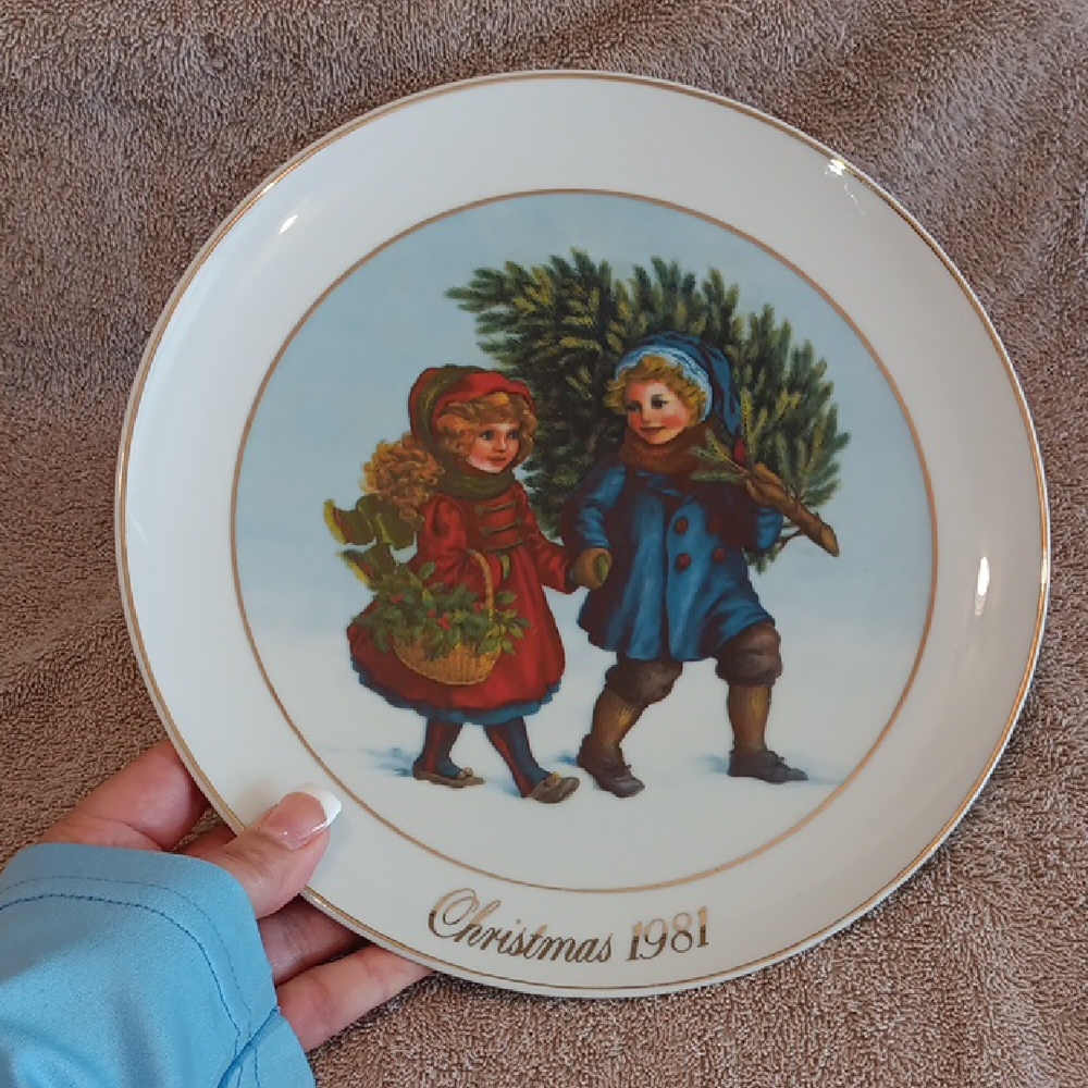 Avon Products Inc. Vintage Christmas 1981 Decorative Plate